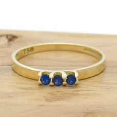 Anel Estilo Solitário com 3 Safiras Totalizando 15 Pontos, em Ouro Amarelo 18 Kilates