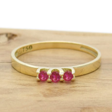 Anel Estilo Solitário com 3 Rubis Totalizando 15 Pontos, em Ouro Amarelo 18 Kilates