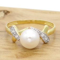 Anel com Pérola Natural de 7 mm e 4 Diamantes, em Ouro Amarelo 18 Kilates