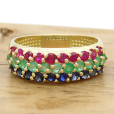 Anel Pavê com 10 Rubis, 11 Esmeraldas e 10 Safiras, em Ouro Amarelo 18 Kilates