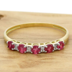 Meia Aliança com 5 Rubis e 4 Diamantes, em Ouro Amarelo 18 Kilates