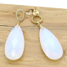 Par de Brincos com Quartzo Branco e 46 Diamantes, em Ouro Amarelo 18 Kilates