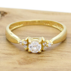 Anel Solitário com Diamante Central de 25 Pontos e 6 Diamantes Laterais, em Ouro Amarelo 18 Kilates