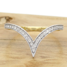 Anel Estilo V com 28 Diamantes, em Ouro Amarelo 18 Kilates