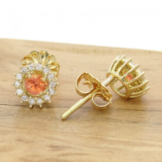 Par de Brincos com 2 Safiras Laranjas Naturais de 15 pontos e 28 Diamantes, em Ouro Amarelo 18 Kilates