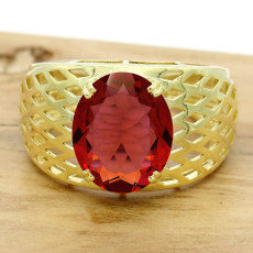 Anel Trabalhado com Quartzo Rubi Oval, em Ouro Amarelo 18 Kilates