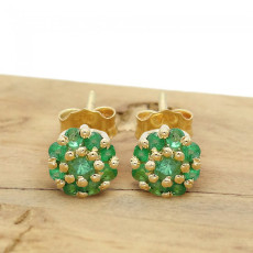 Par de Brincos Chuveiro com 18 Esmeraldas Totalizando 56 Pontos, em Ouro Amarelo 18 Kilates