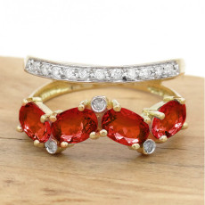 Meia Aliança com 4 Quartzos Rubis e 14 Diamantes, em Ouro Amarelo 18 Kilates