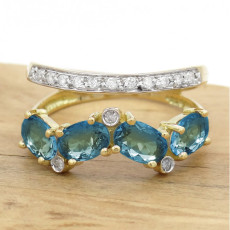 Meia Aliança com 4 London Blue e 14 Diamantes, em Ouro Amarelo 18 Kilates