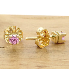 Par de Brincos Solitário com 2 Safiras Rosas Naturais de 15 Pontos, em Ouro Amarelo 18 Kilates