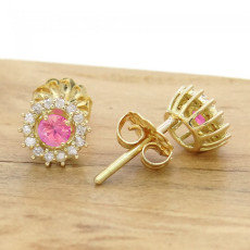 Par de Brincos com 2 Safiras Rosas Naturais de 15 pontos e 28 Diamantes, em Ouro Amarelo 18 Kilates