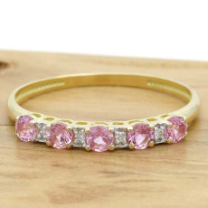 Meia Aliança com 5 Safiras Rosas Naturais e 4 Diamantes, em Ouro Amarelo 18 Kilates