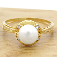 Anel Flor com Pérola Natural de 7 mm e 4 Diamantes, em Ouro Amarelo 18 Kilates