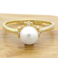 Anel Flor com Pérola Natural de 6 mm e 4 Diamantes, em Ouro Amarelo 18 Kilates