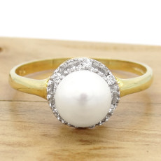 Anel com Pérola de 7 mm e 6 Diamantes, em Ouro Amarelo 18 Kilates