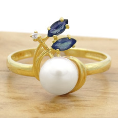 Anel com Pérola Natural de 7 mm, 2 Safiras e Diamante, em Ouro Amarelo 18 Kilates