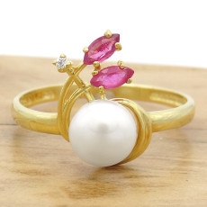 Anel com Pérola Natural de 7 mm, 2 Rubis e Diamante, em Ouro Amarelo 18 Kilates