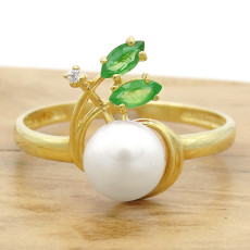 Anel com Pérola Natural de 7 mm, 2 Esmeraldas e Diamante, em Ouro Amarelo 18 Kilates