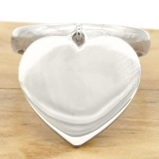 Anel com Berloque Coração, em Ouro Branco 18 Kilates