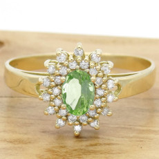 Anel com Peridoto Natural e 28 Diamantes, em Ouro Amarelo 18 Kilates
