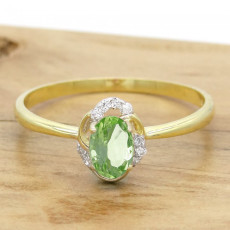 Anel  com Peridoto Natural e 10 Diamantes, em Ouro Amarelo 18 Kilates