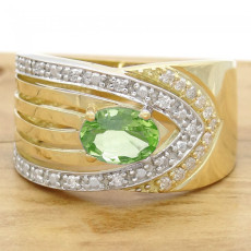 Anel com Peridoto Natural e 22 Diamantes, em Ouro Amarelo 18 Kilates