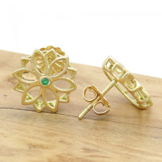 Par de Brincos Flor Trabalhado com 2 Esmeraldas, em Ouro Amarelo 18 Kilates