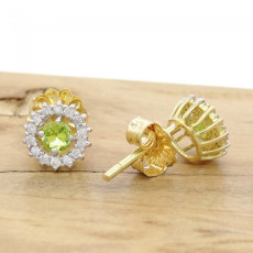 Par de Brincos com 2 Peridotos Naturais e 28 Diamantes, em Ouro Amarelo 18 Kilates