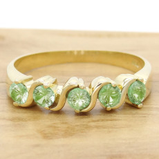 Meia Aliança com 5 Peridotos Naturais Totalizando 75 Pontos, em Ouro Amarelo 18 Kilates