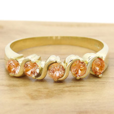 Meia Aliança com 5 Safiras Laranjas Naturais Totalizando 75 Pontos, em Ouro Amarelo 18 Kilates