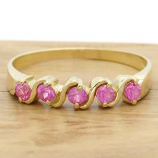 Meia Aliança com 5 Safiras Rosas Naturais Totalizando 75 Pontos, em Ouro Amarelo 18 Kilates