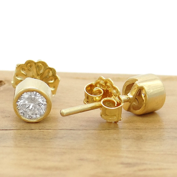 Par de Brincos Cravação Inglesa Totalizando de 40 Pontos Diamantes, em Ouro Amarelo 18 Kilates