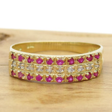 Meia Aliança Tripla com 20 Rubis e 10 Diamantes, em Ouro Amarelo 18 Kilates