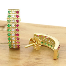 Par de Brincos Triplo com 20 Esmeraldas, 20 Diamantes e 20 Rubis, em Ouro Amarelo 18 Kilates