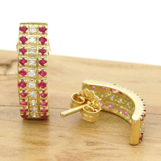 Par de Brincos Triplo com 40 Rubis e  20 Diamantes, em Ouro Amarelo 18 Kilates