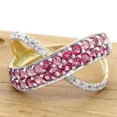 Anel com 26 Safiras Rosas Naturais e 12 Diamantes, em Ouro Amarelo 18 Kilates