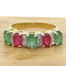 Meia Aliança com 3 Esmeraldas e 2 Rubis e 8 Diamantes, em Ouro Amarelo 18 Kilates