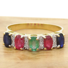 Meia Aliança com 1 Esmeraldas, 2 Rubis, 2 Safiras e 8 Diamantes, em Ouro Amarelo 18 Kilates