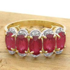 Meia Aliança com 5 Rubis Totalizando 3,25 Cts e 10 Diamantes, em Ouro Amarelo 18 Kilates