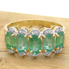 Meia Aliança com 5 Esmeraldas Totalizando 3,25 Cts e 10 Diamantes, em Ouro Amarelo 18 Kilates
