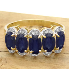 Meia Aliança com 5 Safiras Totalizando 3,25 Cts e 10 Diamantes, em Ouro Amarelo 18 Kilates