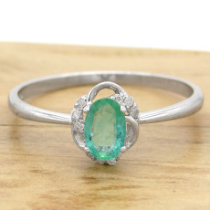 Anel  com Esmeralda de 45 Pontos e 10 Diamantes, em Ouro Branco 18 Kilates