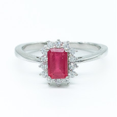 Anel com Rubi Natural e Moissanites, em Prata 925