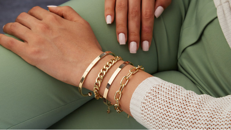 Joias que nunca saem de moda: os clássicos do porta-joias