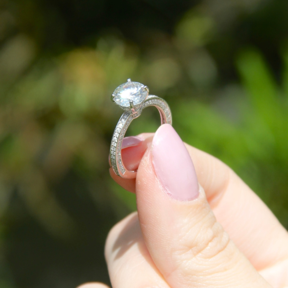 Anel Solitário Cravejado Moissanite 8mm - 2,28ct