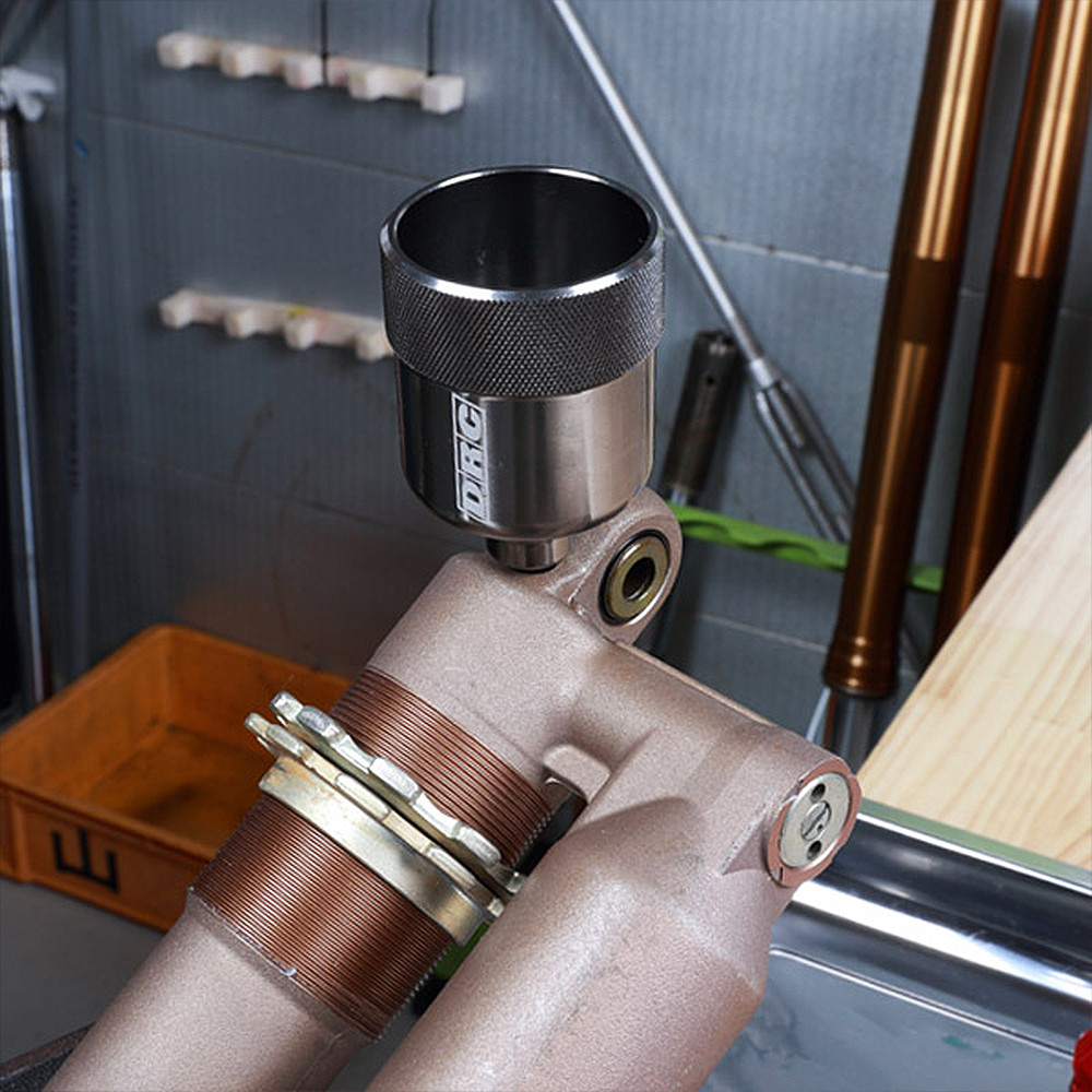 Copo de Purga DRC para Amortecedor Traseiro Modelo KYB - Yamaha YZ125/250 00/18 YZF250 01/19 YZF426/450 00/18 WRF250/450 03/18 Kawasaki KX80/85 89/13 KX125/250 00/08 KXF250 04/05 KXF450 06/14 KLX450 07/16 Suzuki RM250 01/02 RMZ250 04/06 16/18 Husqvarna