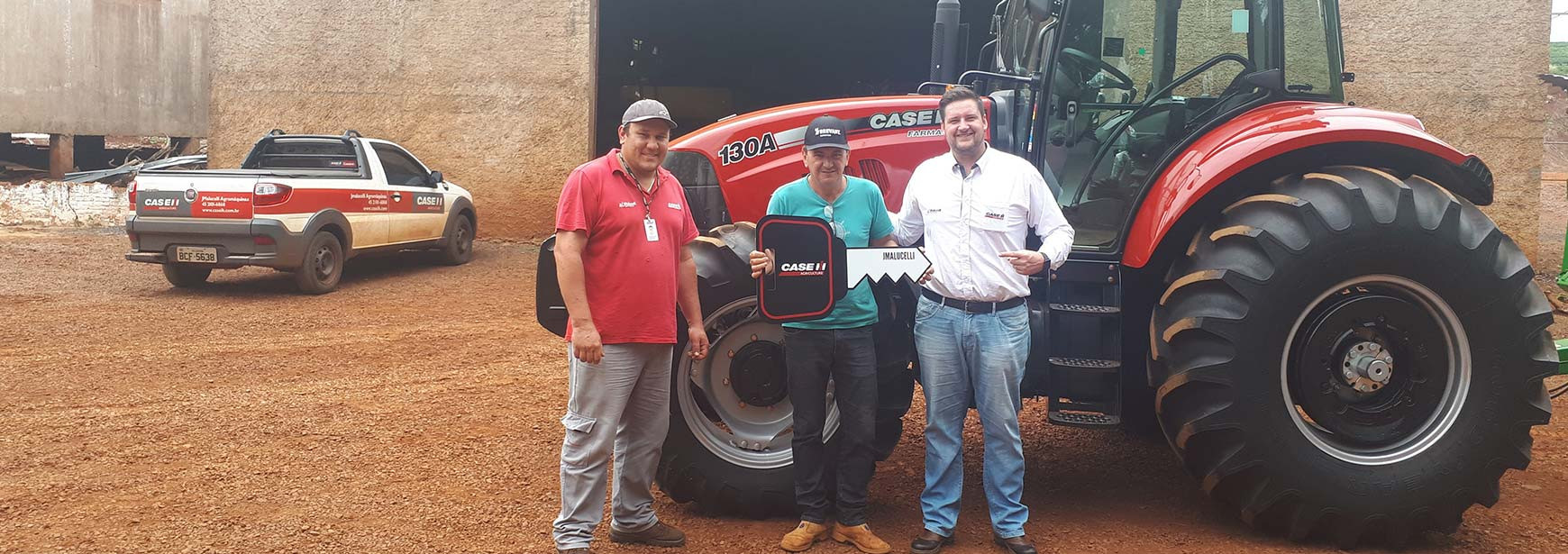 Entrega Trator Farmall 130A em Corbélia