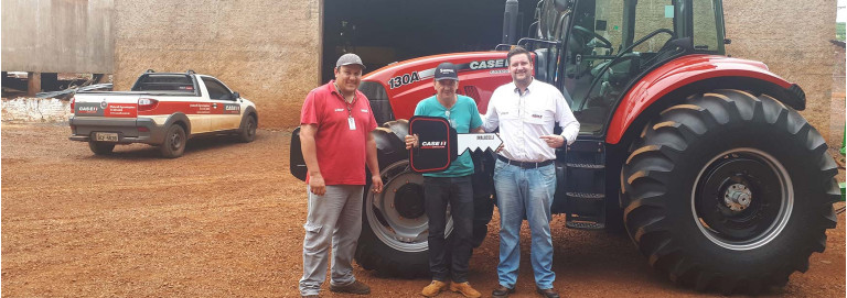 Entrega Trator Farmall 130A em Corbélia