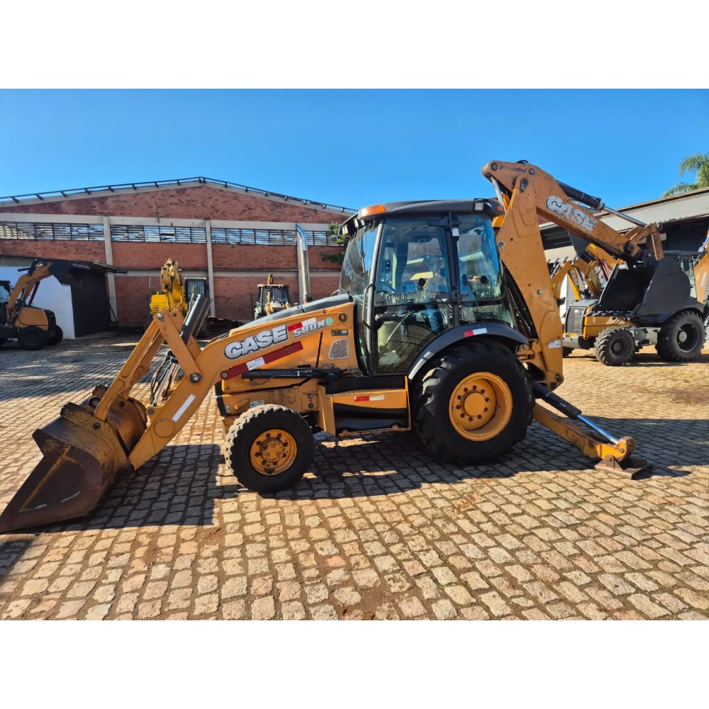 Retroescavadeira 580N Ano 2013