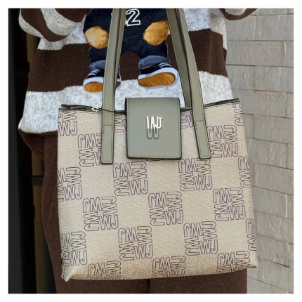 Bolsa Satchel Monograma WJ